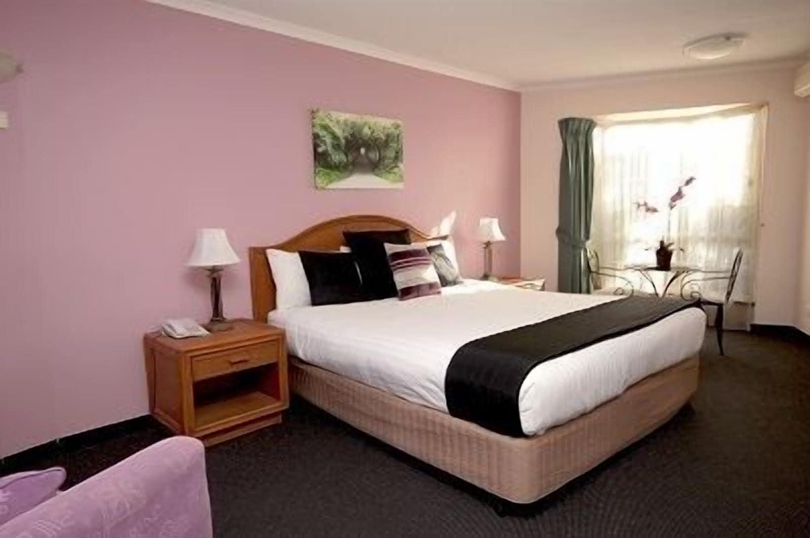 Sapphire Waters Motor Inn Меримбула Экстерьер фото