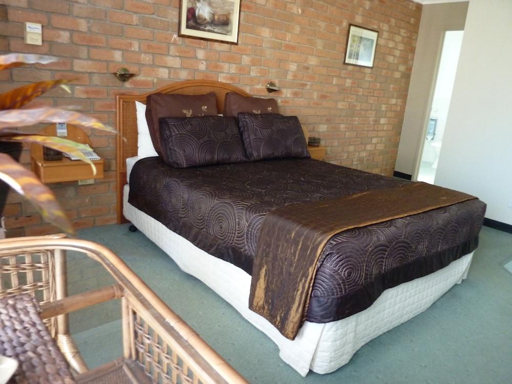 Sapphire Waters Motor Inn Меримбула Экстерьер фото